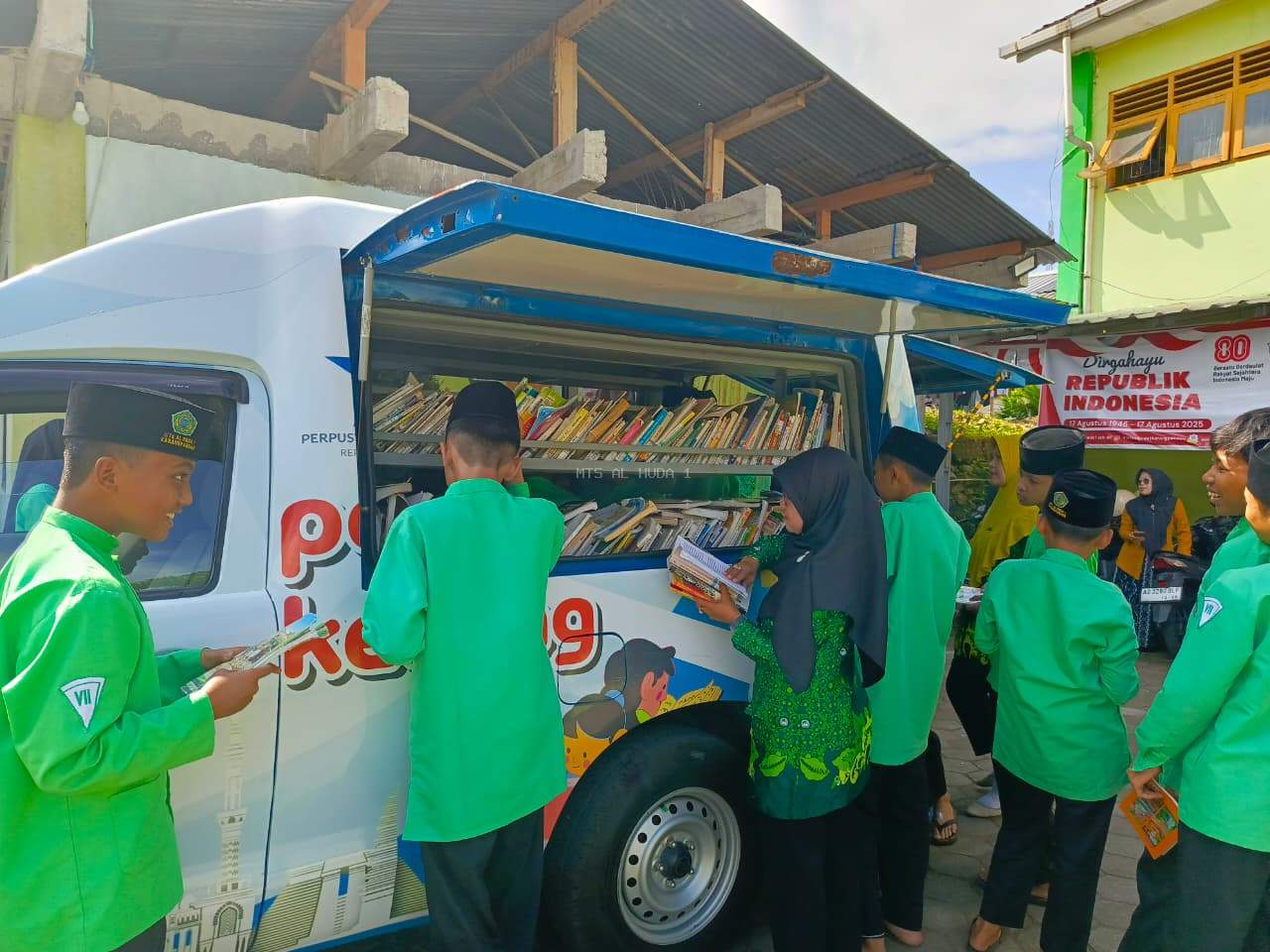 MTs Al Huda 1 Karangpandan Ikuti Kegiatan Perpustakaan Keliling dari DISARPUS Karanganyar