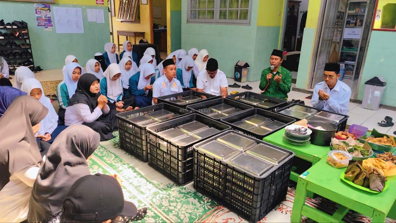 Peringatan Hari Guru Nasional di MTs Al Huda 1 Karangpandan Berlangsung Khidmat dan Penuh Haru
