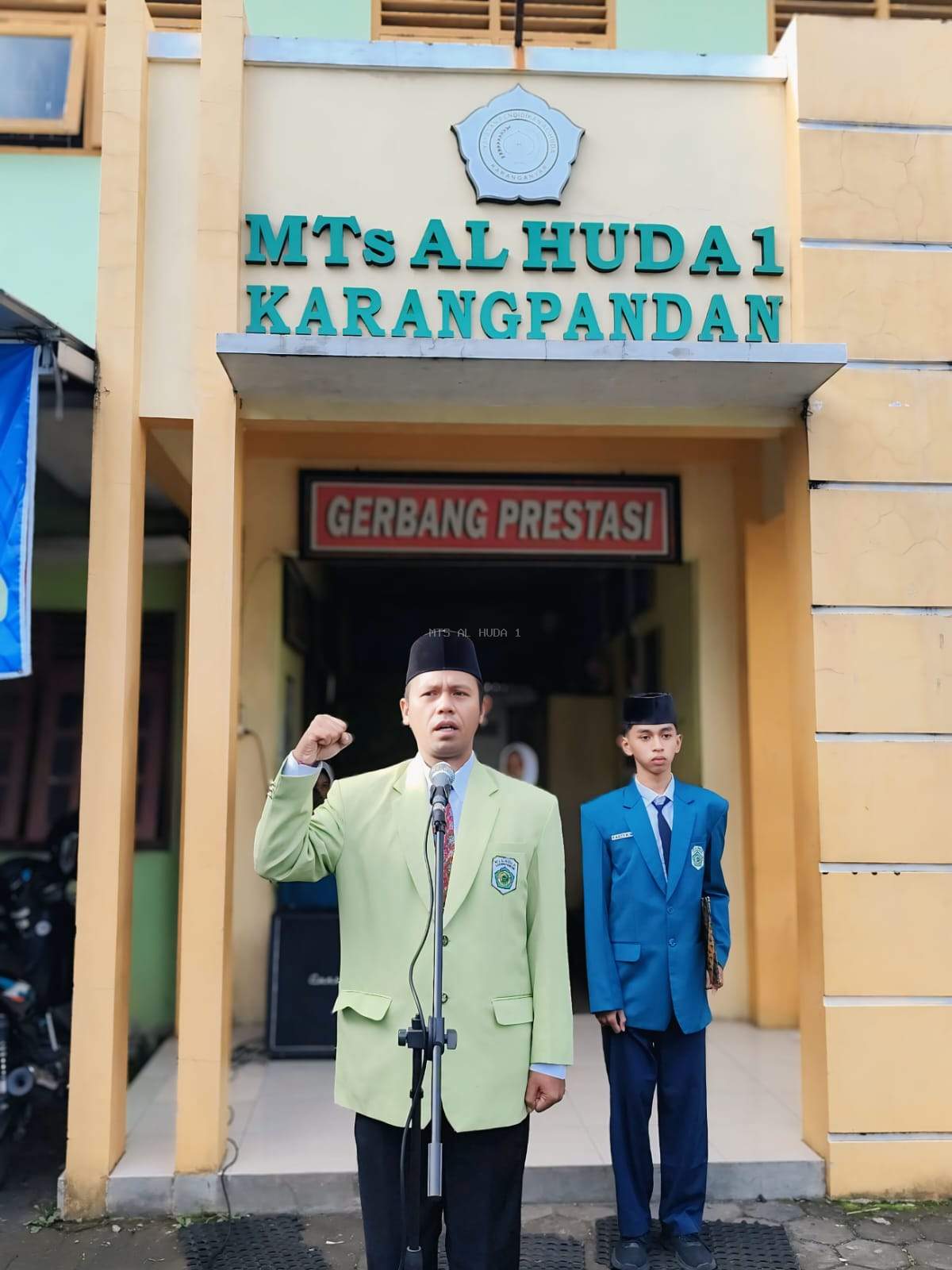 MTs Al Huda 1 Karangpandan melaksanakan upacara bendera dalam rangka memperingati 1 Abad (100 Tahun) berdirinya Nahdlatul Ulama (NU)