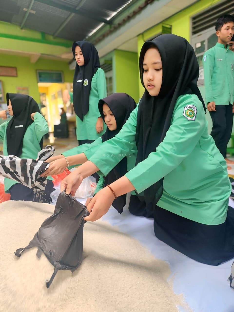 Pembagian Zakat Fitrah Yang Dilaksanakan Oleh Osis MTs Al Huda 1 Karangpandan